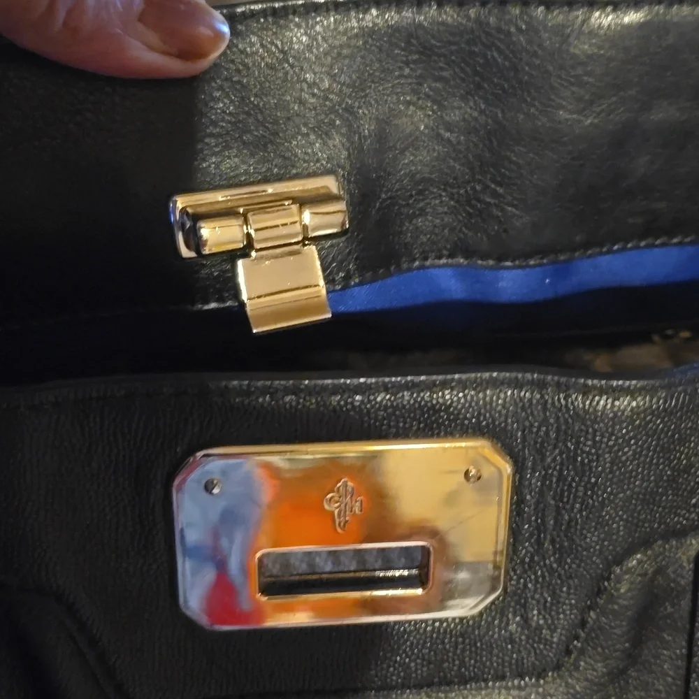 Elegant Black Leather Handbag - Picture 6 of 11